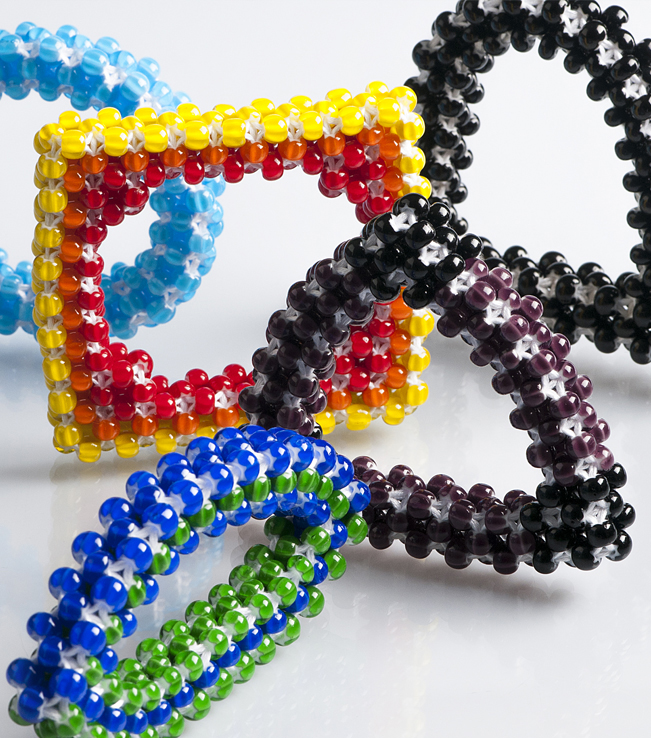 Kleurrijke armbanden gemaakt van Preciosa glas beads
