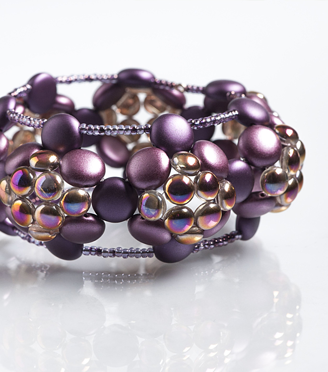 Armband gemaakt van Preciosa Candy beads met paarse tinten
